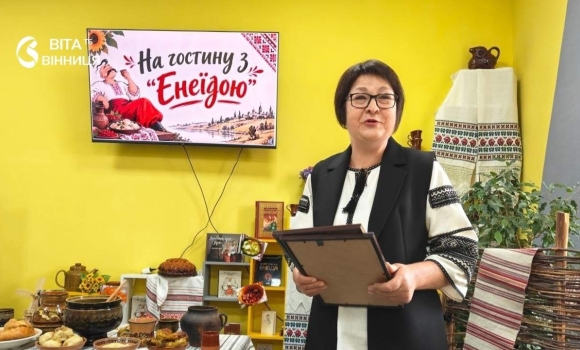 Вишиті QR-коди ведуть до 12 старовинних рецептів у Вінниці показали рушник за мотивами «Енеїди» Вишиті QR-коди ведуть до 12 старовинних рецептів у Вінниці показали рушник за мотивами «Енеїди»