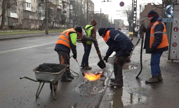 Як у Вінниці комунальники протягом зими ремонтують пошкоджені ділянки доріг Як у Вінниці комунальники протягом зими ремонтують пошкоджені ділянки доріг