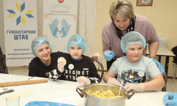 Юні волонтери ліпили у Вінниці для оборонців вареники з картоплею та капустою