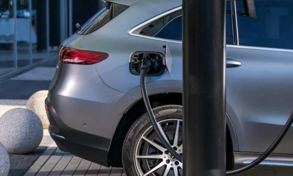 Зарядка електромобіля з вікна квартири енергетики попередили про небезпеку Зарядка електромобіля з вікна квартири енергетики попередили про небезпеку