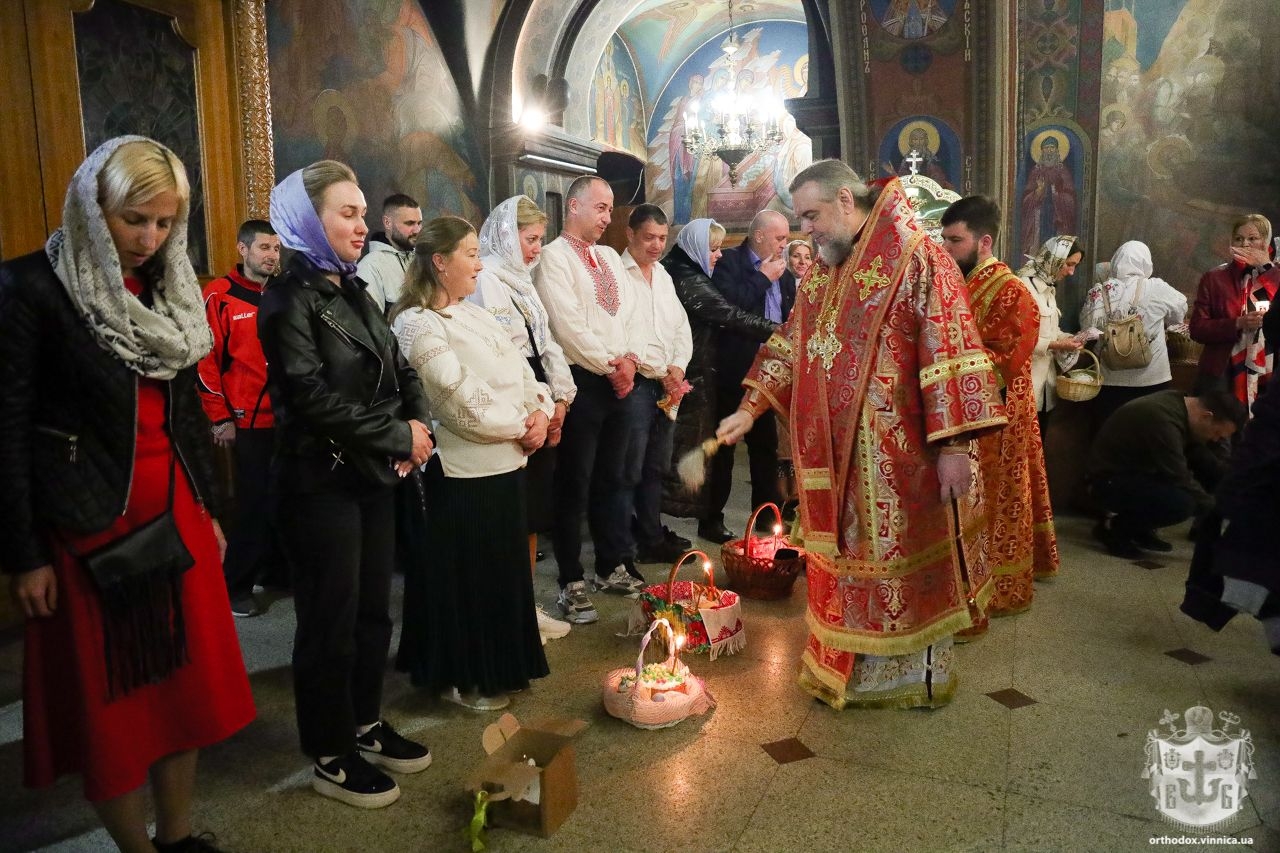 У головному соборі Вінниці звершили святкове богослужіння у Пасхальну ніч