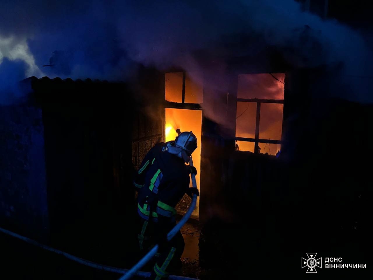 Гуртожиток, будинок та господарчі споруди - вісім пожеж сталося за добу на Вінниччині